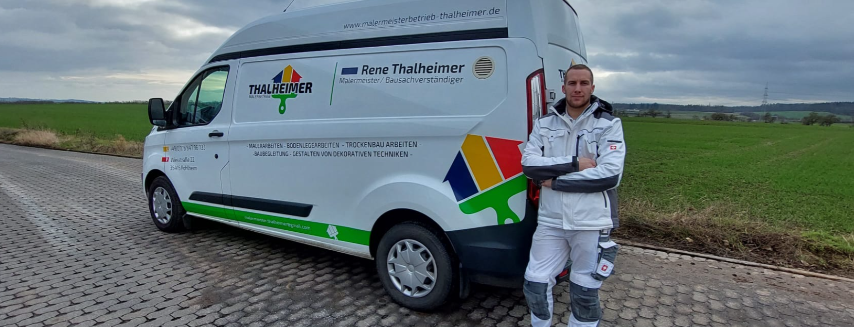 René Thalheimer vor Firmenfahrzeug
